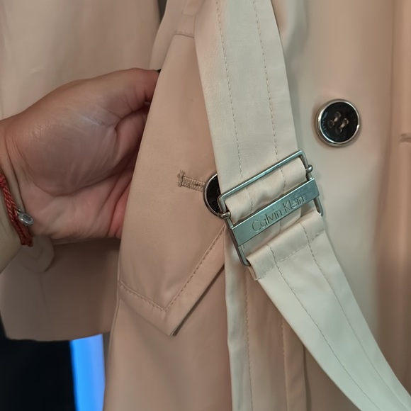 NWOT Calvin Klein rain coat. Beige, size XS, removable belt, pockets. - Picture 3 of 5